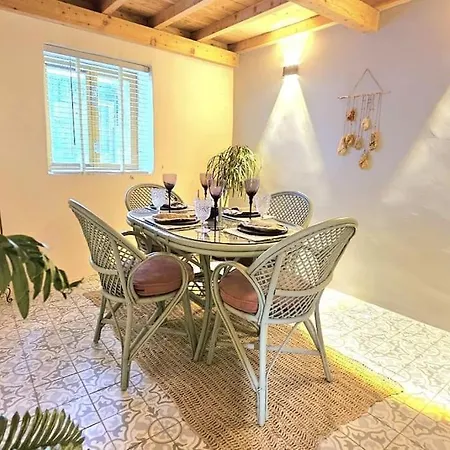 Vintage Charm In Center * 费特希耶