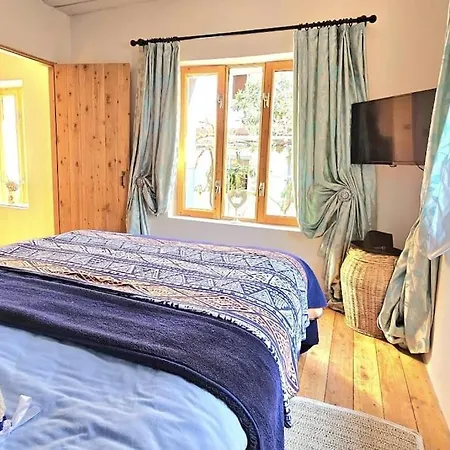 Vintage Charm In Center * 费特希耶